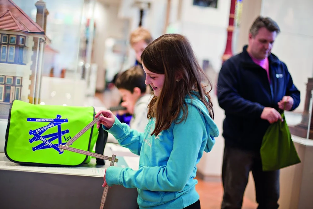 V&A博物館內的學習背包共有12款，平日全日免費提供參觀者登記借用，體驗時間大約一個小時但並不強制規定，賦予家庭彈性的學習時間；攝影：Harriet Curnow。©V&A-圖片